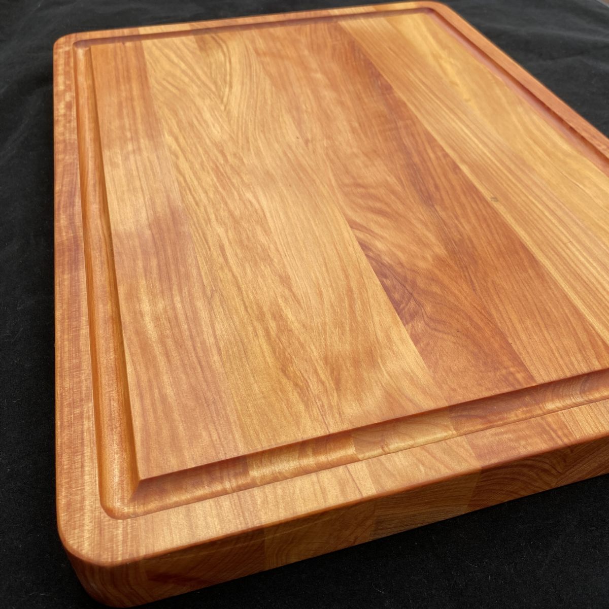 MACROCARPA CHOPPING BOARD: Large with Juice groove