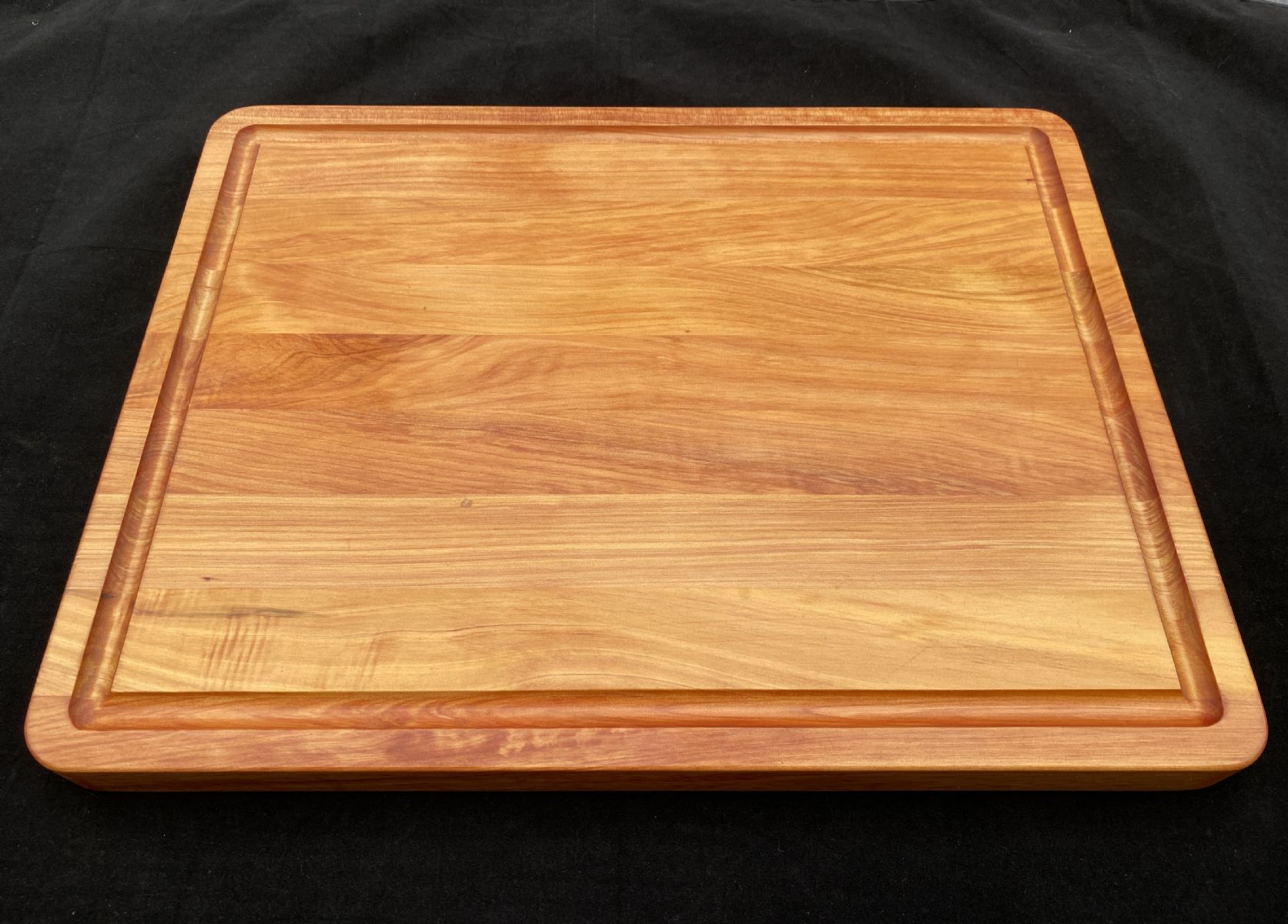 MACROCARPA CHOPPING BOARD: Large with Juice groove